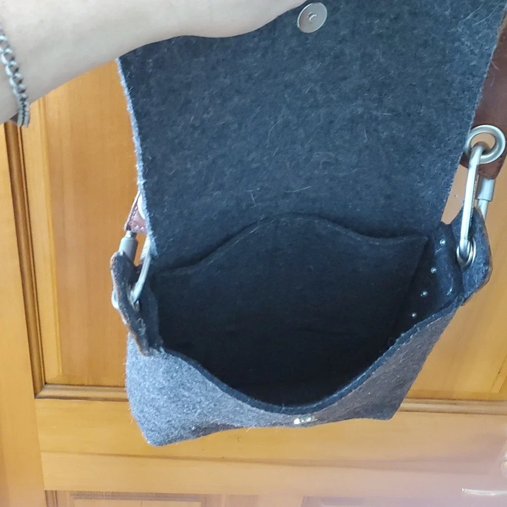Rambag Gray Felt‎ Medium Messenger Bag With Carbiner Hardware & Rivets
